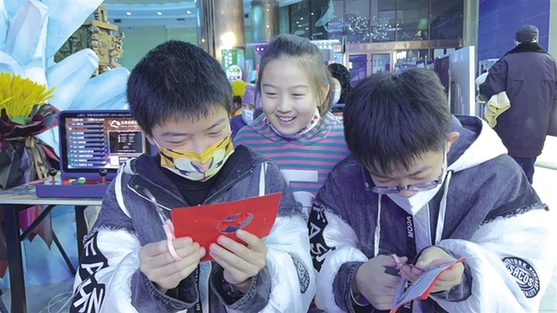 七里河區(qū):非遺進影院 剪紙過大年