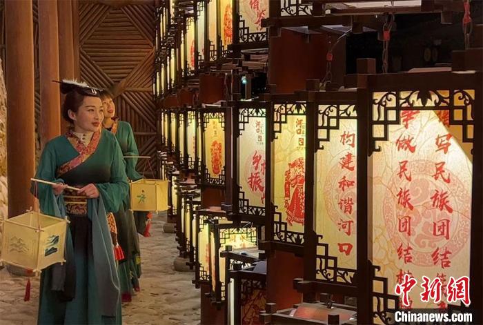 圖為游客身著古裝逛燈會(huì)?！堈裣?攝