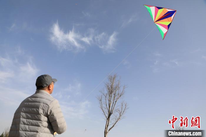 市民在放風(fēng)箏?！∴囆?攝