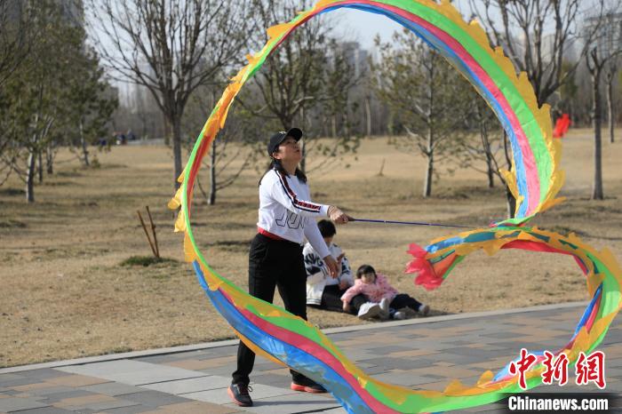市民在公園里上演彩綢舞。　鄧小強 攝