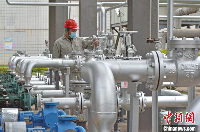 工人在查看設(shè)備儀表?！×趾霔v 攝