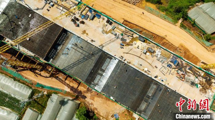 俯瞰正在建設(shè)的天府站多線橋鋼筋鋪架現(xiàn)場。　劉忠俊 攝