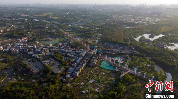 航拍正在建設(shè)中的成都至自貢高速鐵路成都段。　劉忠俊 攝