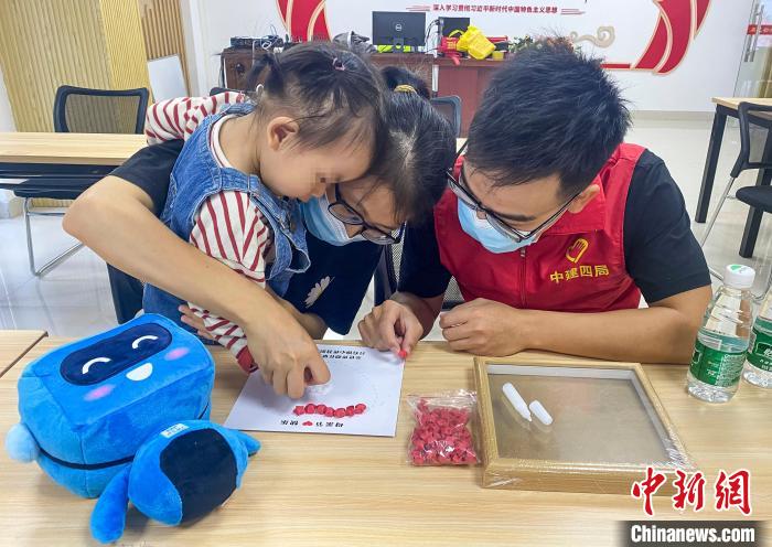 特別的愛給特別的你:16位自閉癥兒童制作手工畫送媽媽