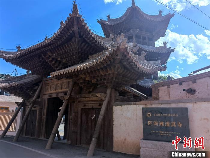 圖為集漢、藏、伊斯蘭風(fēng)格于一體的700年歷史的全國重點(diǎn)保護(hù)文物——阿河灘清真寺?！埡ｖ?攝
