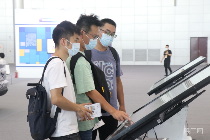 市民結(jié)伴而行，一起認真了解網(wǎng)絡(luò)安全科普知識(央廣網(wǎng)記者 趙家慧 攝)