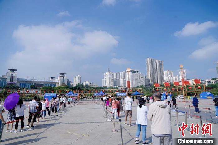 資料圖為居民有序排隊進行核酸檢測。　馬銘言 攝