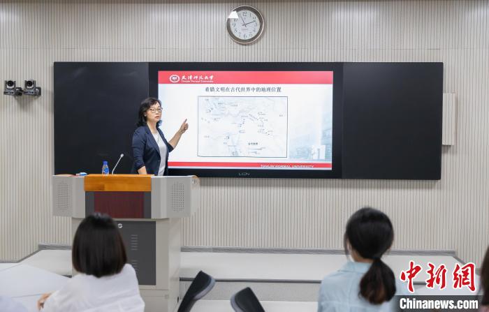 天津師范大學跨文化與世界文學研究院院長、教授郝嵐正在為同學們上課。　王在御 攝