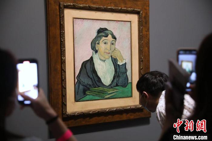 觀眾欣賞梵高畫(huà)作《阿爾勒婦女(吉努夫人肖像)》。　張亨偉 攝