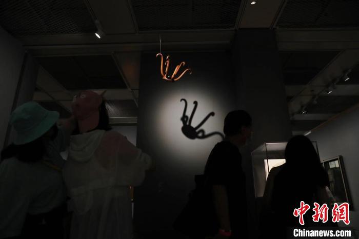 杜尚作品《帽架》。　張亨偉 攝