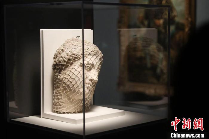 曼雷的裝置作品《維納斯》?！埡鄠?攝