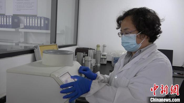 檢驗員對樣品進行檢測?！⊥趸萘?攝