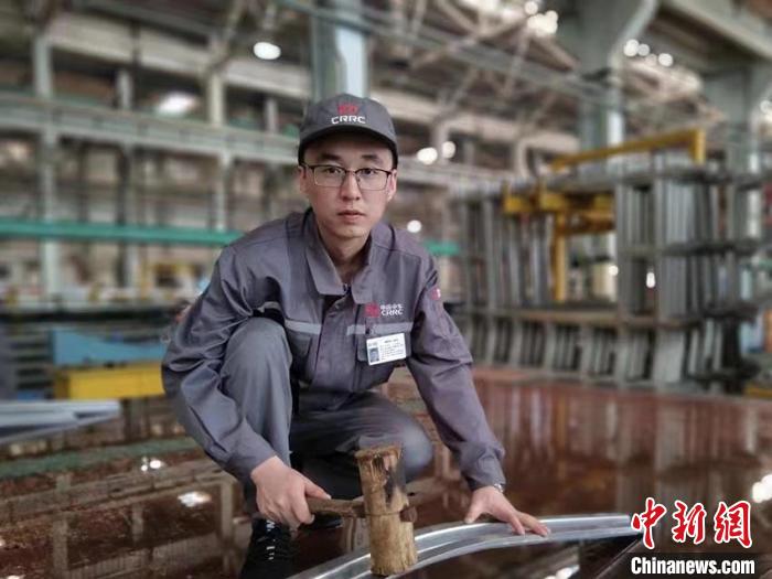 王漢卿在調(diào)修側(cè)墻彎梁?！∈茉L者供圖