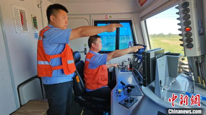 為確保首趟班列安全正點開行，東營鐵路運輸分處認真做好班列開行的各項準備工作?！≈需F三局運輸工程分公司供圖