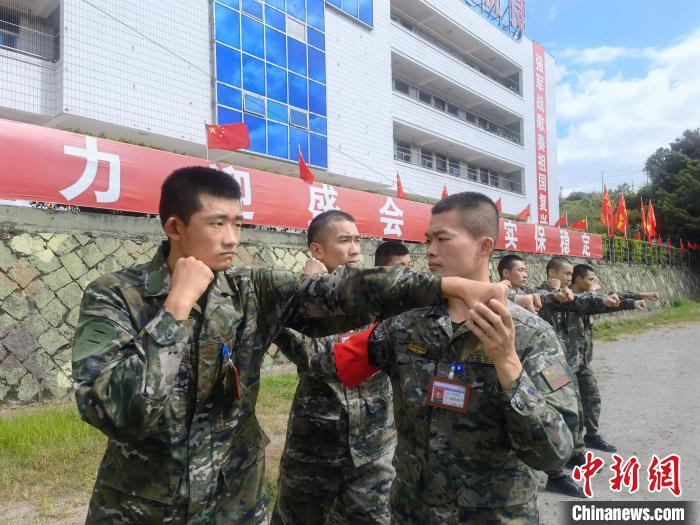新兵尤云龍(左)不斷向一名合格軍人蛻變?！￡愴?攝