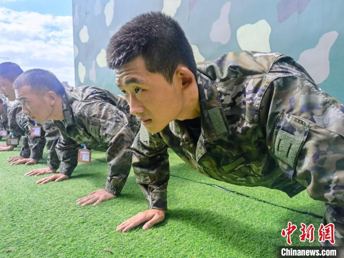 尤云龍正在和戰(zhàn)友進(jìn)行體能訓(xùn)練。　林靖松 攝