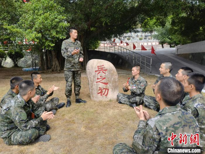 尤云龍為戰(zhàn)友講述父輩保家衛(wèi)國(guó)的故事?！＄姛樋?攝