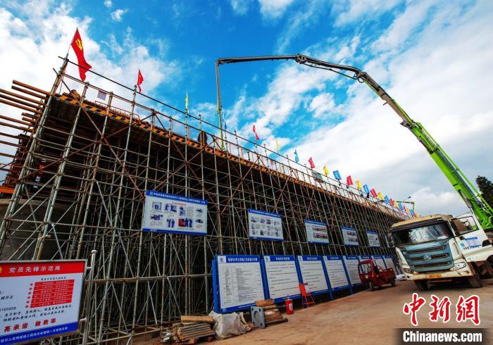 圖為渝昆高鐵云南段境內(nèi)首座大橋連續(xù)梁混凝土澆筑施工現(xiàn)場?！『螀矽i 攝