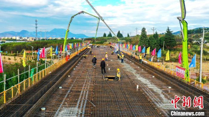 圖為渝昆高鐵云南段境內(nèi)首座大橋連續(xù)梁混凝土澆筑施工現(xiàn)場。　劉文貴 攝