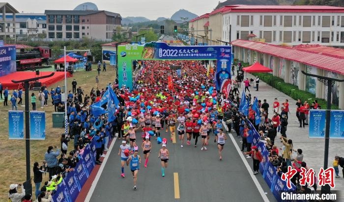 2022年龍虎山半程馬拉松鳴槍開跑?！⒅剧?攝