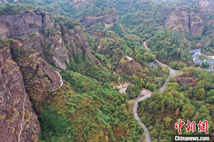 2022年龍虎山半程馬拉松鳴槍開跑?！⒅剧?攝