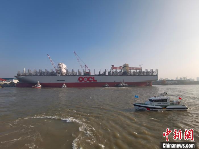 海巡艇在現(xiàn)場(chǎng)引導(dǎo)水上交通?！∧贤êＪ戮止﹫D