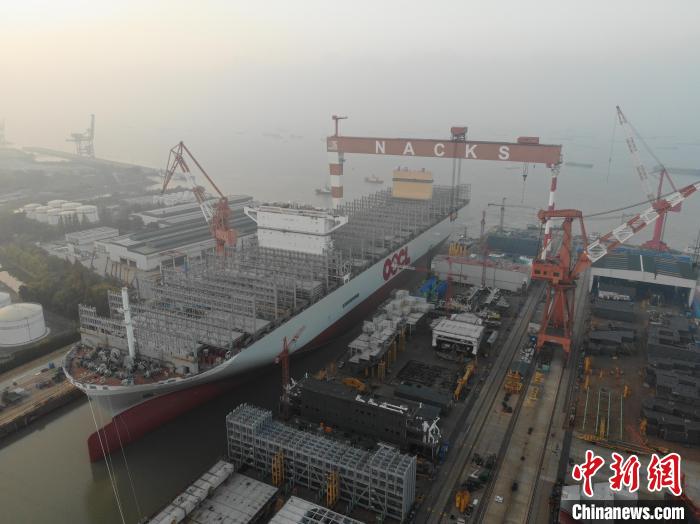 15日，全球綠色環(huán)保型集裝箱船“巨無(wú)霸”從江蘇出塢。　南通海事局供圖