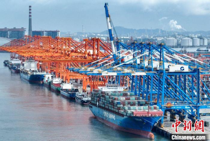 圖為北部灣港欽州自動化集裝箱碼頭?！“綆洸?攝