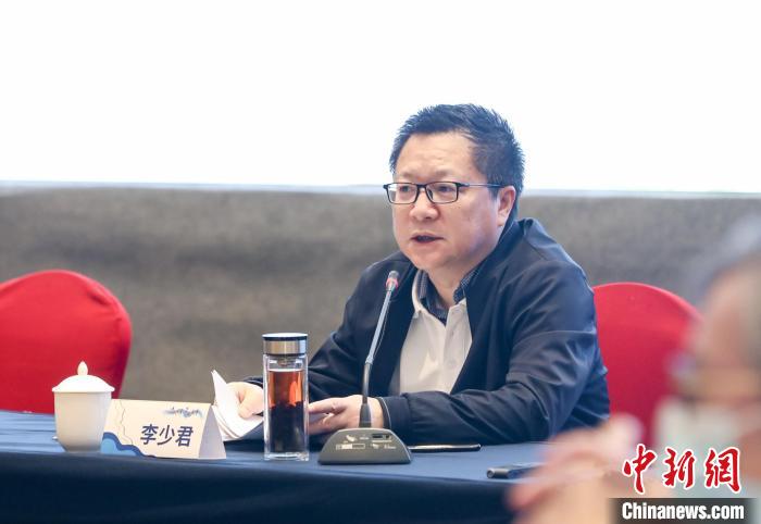 《詩刊》社主編李少君發(fā)言?！∠计挚h融媒體中心 供圖