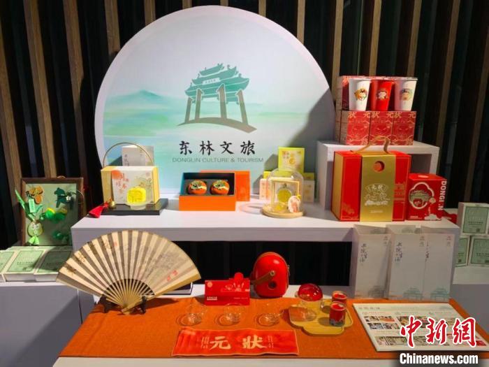 發(fā)展論壇現(xiàn)場(chǎng)展出的無(wú)錫城市文創(chuàng)作品?！O權(quán) 攝