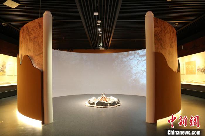 周口店遺址是迄今為止世界上同時期古人類遺址中，材料最豐富、最全面和最具代表性的一處遺址?！√胁┪镳^供圖