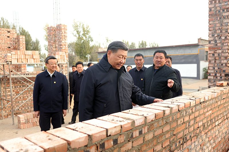 2023年11月10日，習(xí)近平總書記在河北保定涿州市刁窩鎮(zhèn)萬全莊村房屋重建施工現(xiàn)場(chǎng)考察。