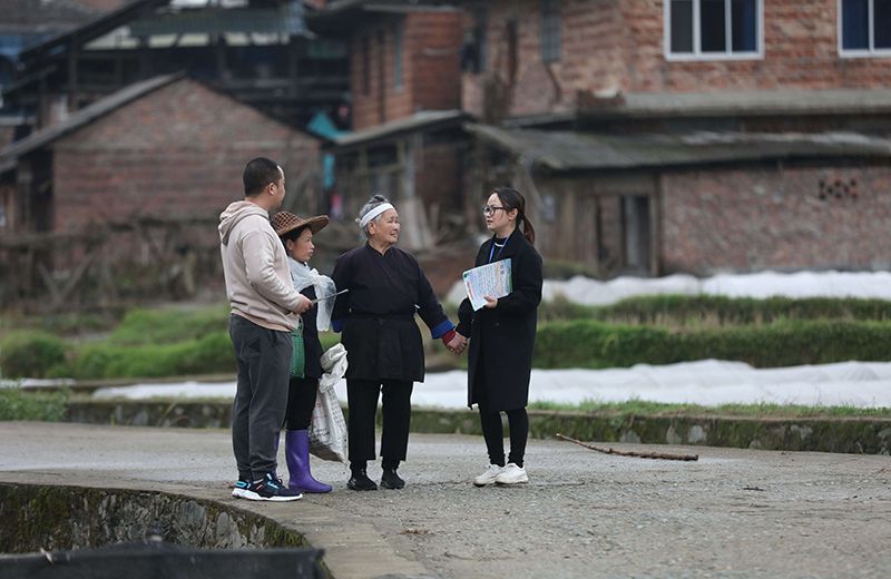 2022年3月24日，在廣西柳州市三江侗族自治縣良口鄉(xiāng)南寨村，紀(jì)檢監(jiān)察干部(右一、左一)在了解惠農(nóng)政策落實(shí)情況。