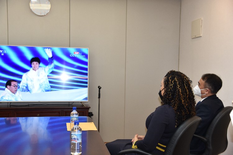 多米尼克友人與我外交官同看開幕式。中國(guó)駐多米尼克使館供圖