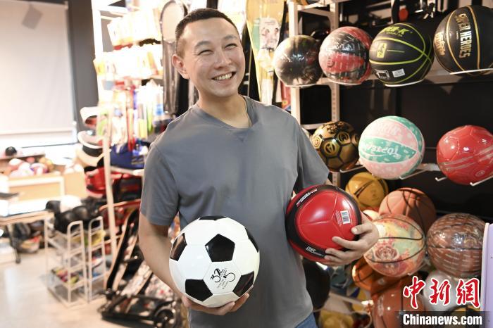 葉偉倫講述葉家在內(nèi)地的發(fā)展史，其中足球是他們家引以為傲的一個(gè)產(chǎn)品?！￡愺K旻 攝