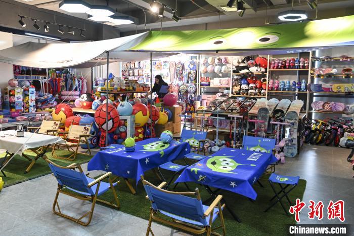 葉偉倫的體育用品公司推出了一系列產(chǎn)品?！￡愺K旻 攝