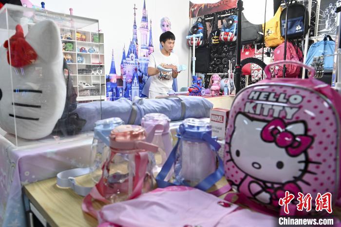 葉偉倫公司員工通過網(wǎng)絡(luò)直播方式銷售產(chǎn)品?！￡愺K旻 攝