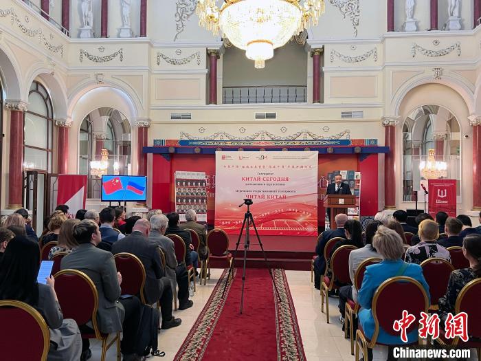 “今日中國”回顧與展望暨“閱讀中國”節(jié)目開播儀式活動現(xiàn)場?！√锉?攝