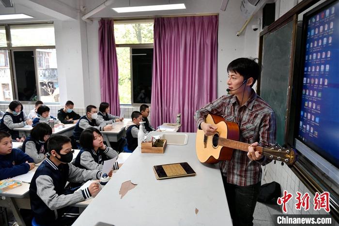 圖為3月16日，張家豪在福建福州延安中學教學。 <a target='_blank' href='/'><p  align=