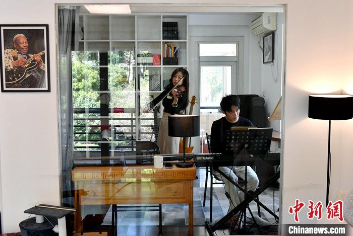 圖為3月10日，林佳臻(左)與張家豪在福建福州租的套房內排練。 <a target='_blank' href='/'><p  align=