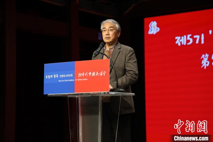 韓國前國務(wù)調(diào)整室長李錫駿致辭?！≈袊v韓國大使館供圖