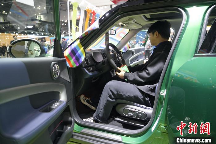 圖為觀眾在展會(huì)試駕車輛。　劉旭 攝