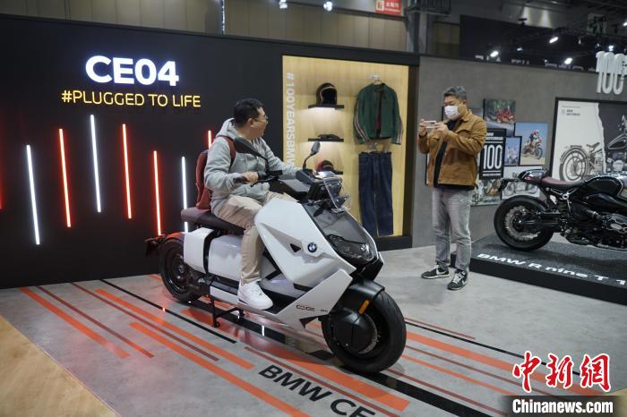 圖為觀眾在展會(huì)試駕車輛?！⑿?攝