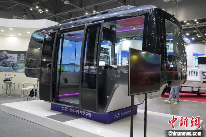 圖為展會(huì)上展示的無(wú)人駕駛移動(dòng)出行工具?！⑿?攝