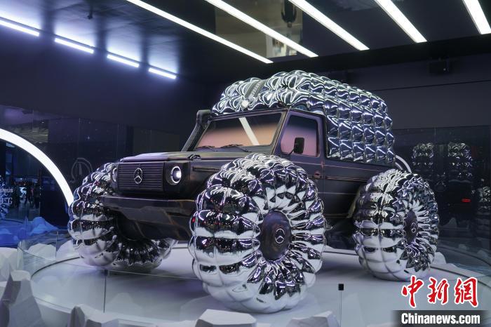 圖為梅賽德斯-奔馳和時(shí)尚品牌盟可睞(Moncler)共同設(shè)計(jì)的“Project MONDO G”?！⑿?攝