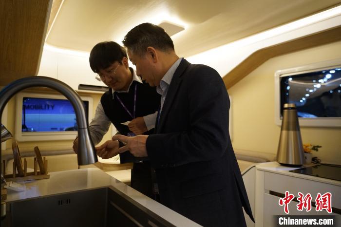 圖為參展商向觀眾介紹房車內(nèi)部設(shè)計(jì)?！⑿?攝