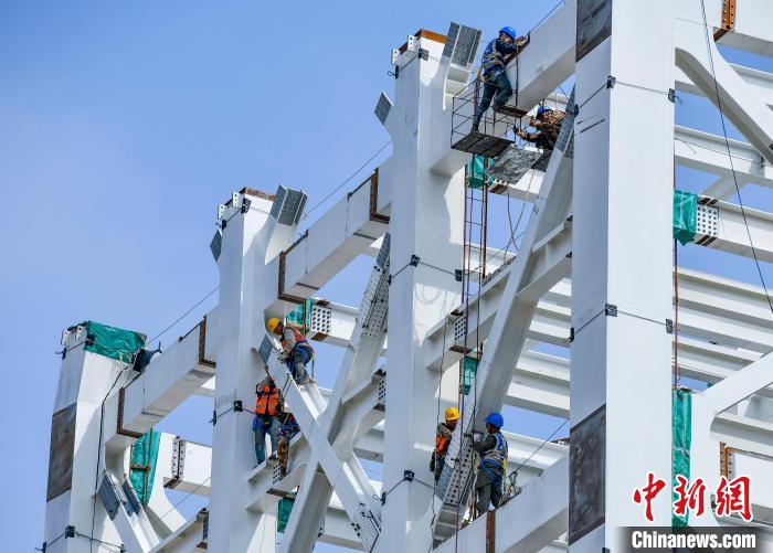 圖為海南商業(yè)航天發(fā)射場1號工位建設(shè)現(xiàn)場，工人正緊鑼密鼓施工。　駱云飛 攝