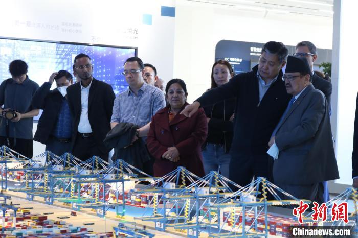 駐華使節(jié)和外交官參訪北部灣港智慧港口創(chuàng)新中心?！￡惽锵?攝
