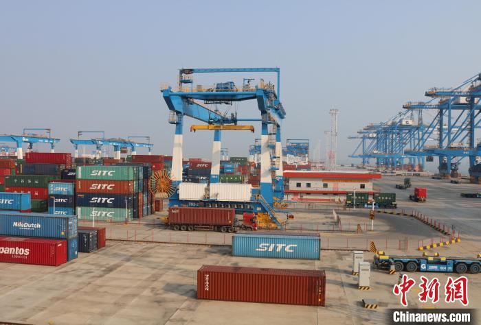 北部灣港欽州自動(dòng)化集裝箱碼頭。　陳秋霞 攝