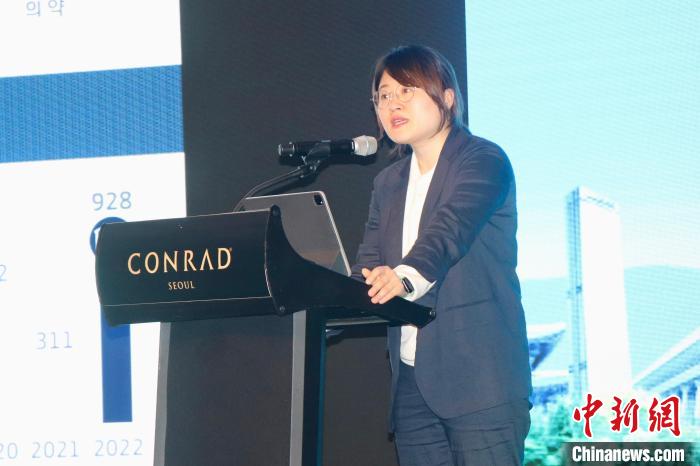 韓國(guó)大韓貿(mào)易投資振興公社外國(guó)投資監(jiān)察辦公室科長(zhǎng)樸金蘭致辭?！∪f(wàn)佳欣 攝